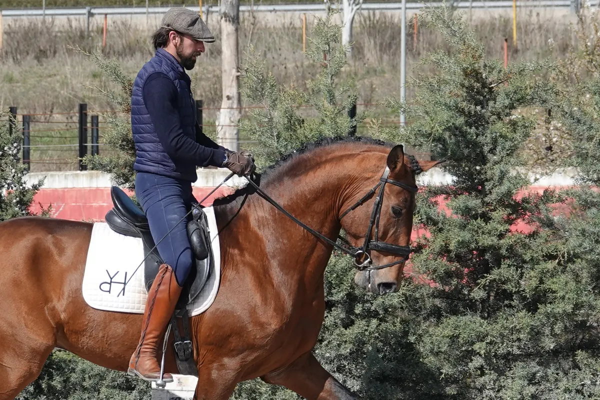 Roberto Armendáriz en contacto con el caballo durante la doma
